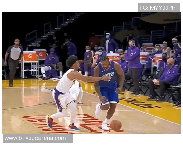 小卡上半场表现抢眼却三分线外失准令人担忧 小卡上半场表现抢眼却三分线外失准令人担忧