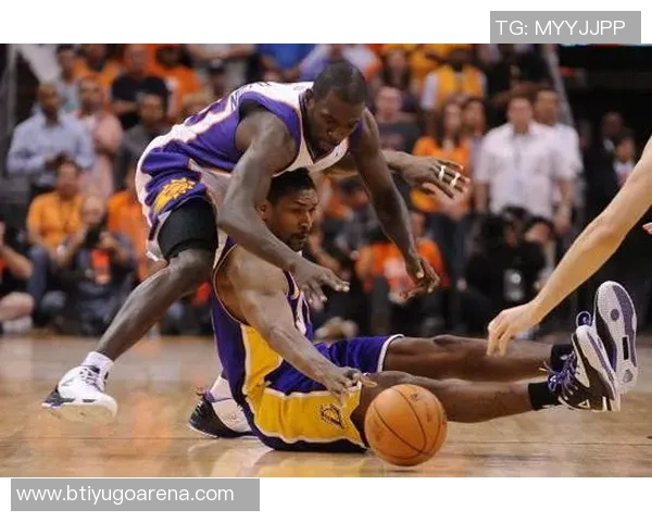 湖人传奇球员武贾西奇格林霍里携手为洛杉矶社区送温暖火鸡 湖人传奇球员武贾西奇格林霍里携手为洛杉矶社区送温暖火鸡