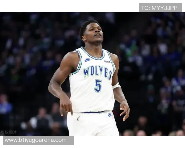 爱德华兹首节表现极端14分闪耀却伴随5次失误与1次技犯 爱德华兹首节表现极端14分闪耀却伴随5次失误与1次技犯